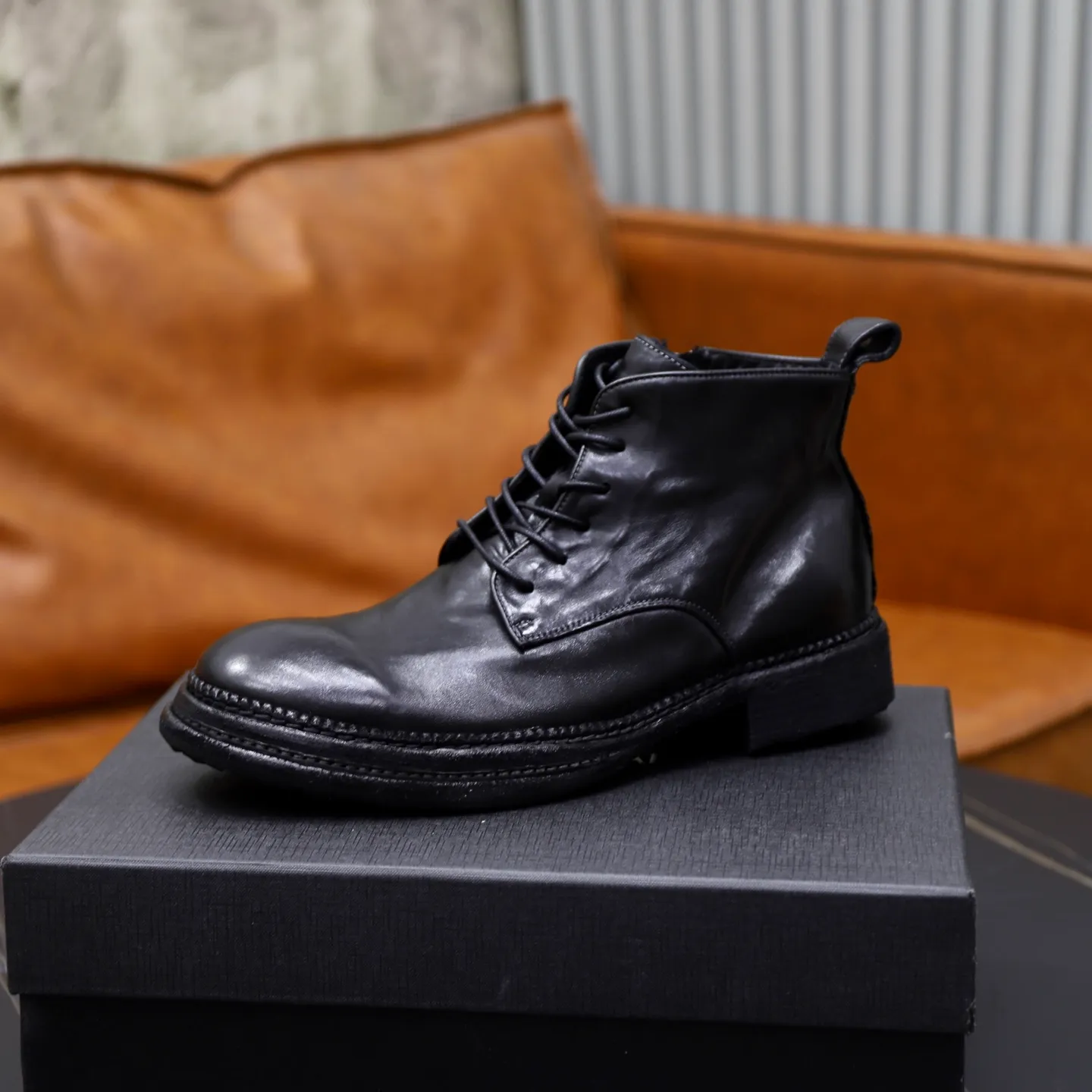 Ex-factory price: 1320💰DG men’s new horse leather work boots! Dongguan's top quality work boots are made of washed horsehide. The body is scratched and distressed. It is a work of hand-rubbing craftsmanship. The collar is wrapped in soft cow leather. It is simple and beautiful, fashionable and casual. It is equipped with a full cowhide lining and embossed logo feet. It is matched with a combination of genuine leather and zigzag rubber outsole. Look at the details of the leather material. If you pursue high quality, check it out! Extremely comfortable! Comes with original box and dust bag! Size: 38-39-40-41-42-43-44 standard leather shoe size